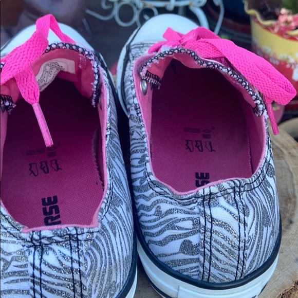 🦓 Glittery Silver Metallic Zebra Striped Converse - Picture 15 of 16